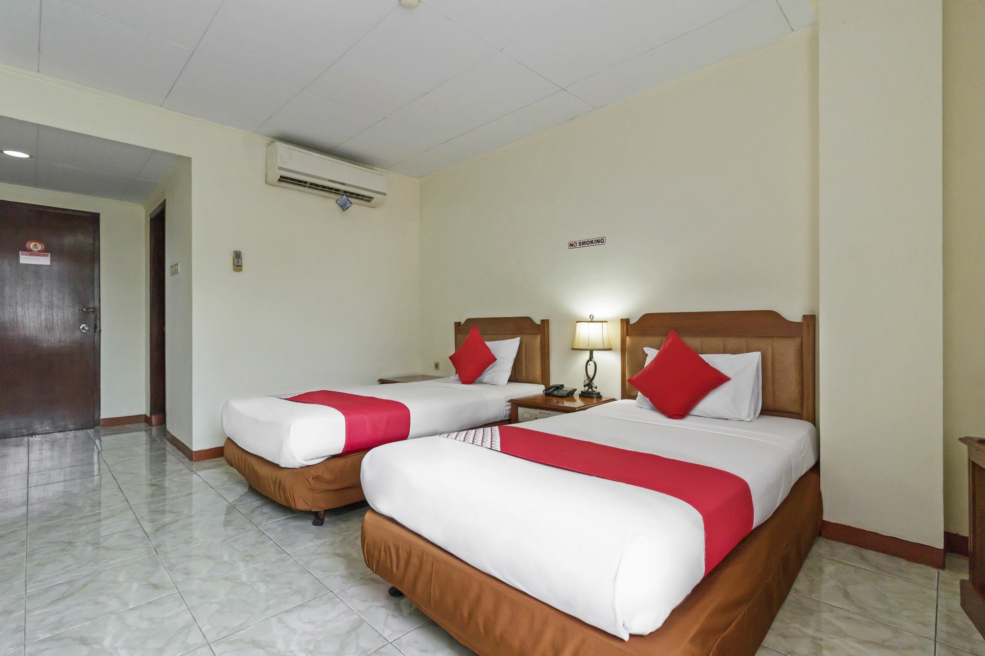 Oyo 108 Hotel Surya Jakarta Exterior foto