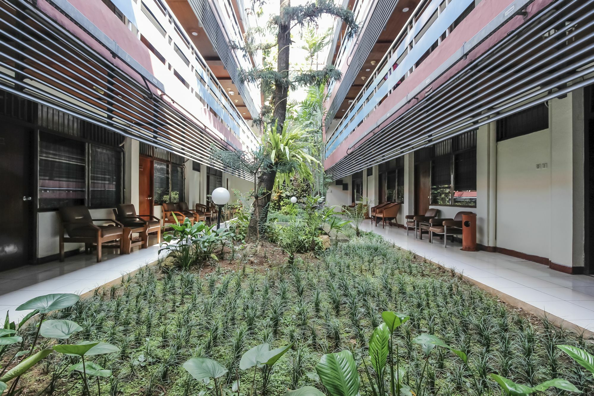 Oyo 108 Hotel Surya Jakarta Exterior foto